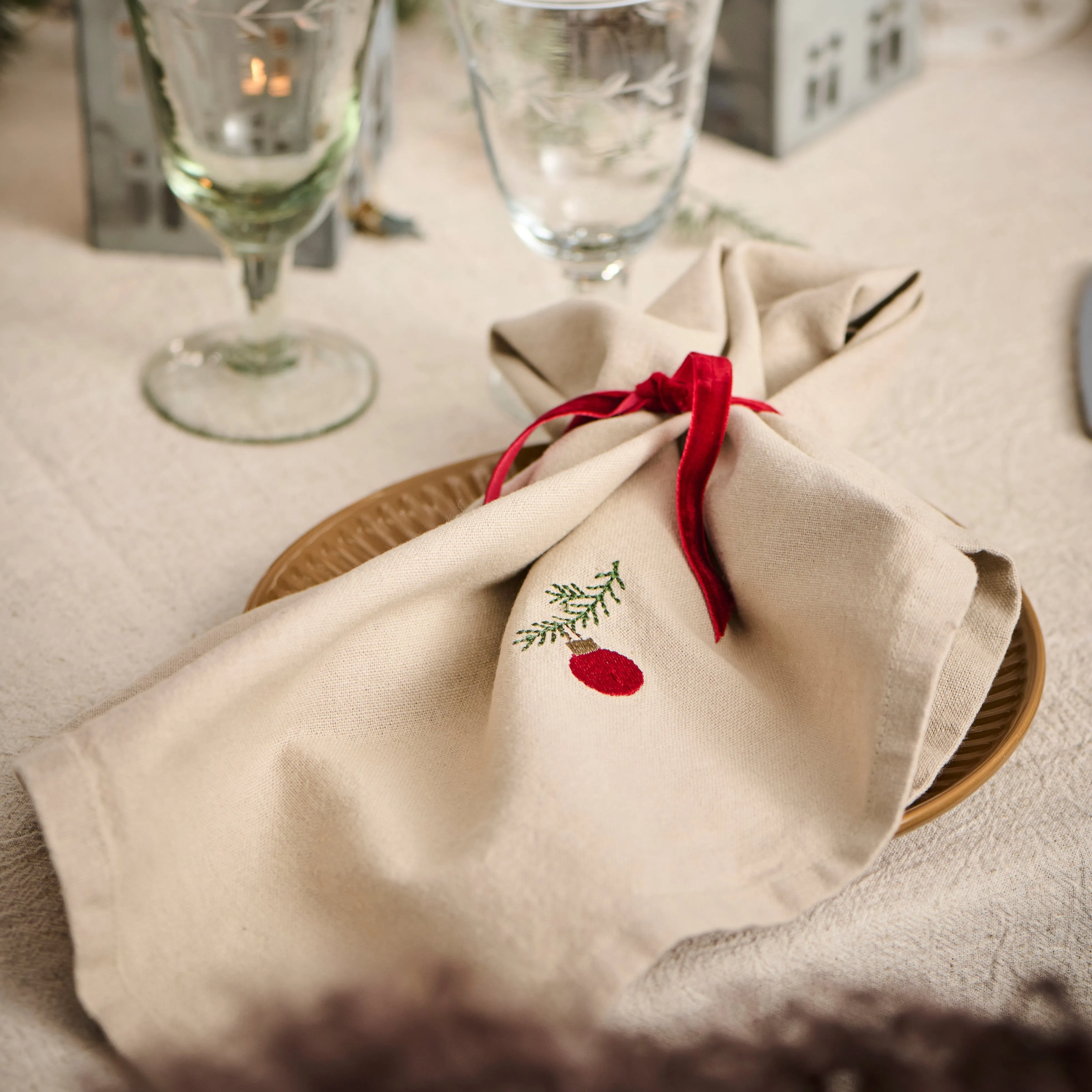 Set of Four Cotton Napkins with Embroidered Bauble