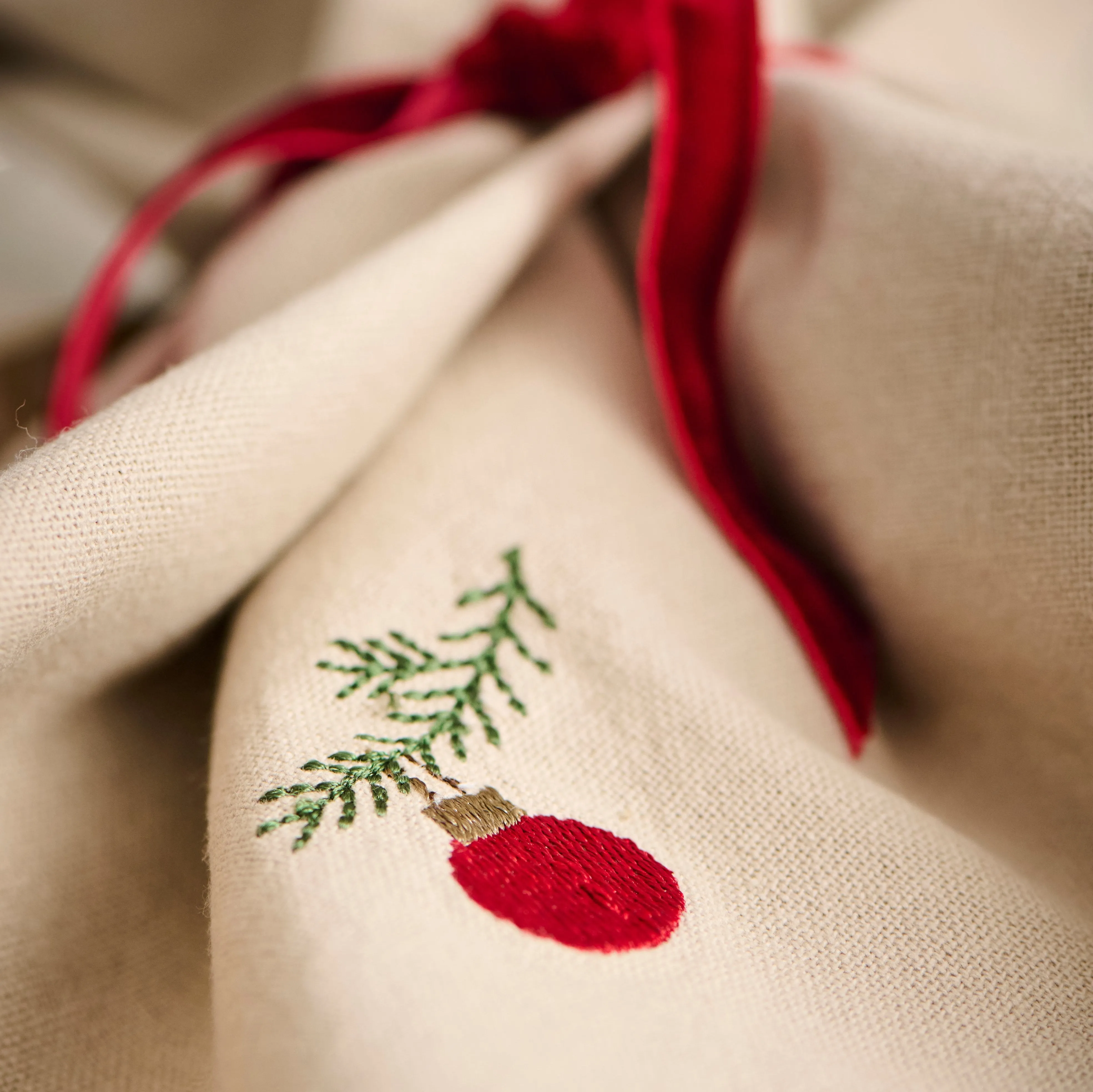 Set of Four Cotton Napkins with Embroidered Bauble